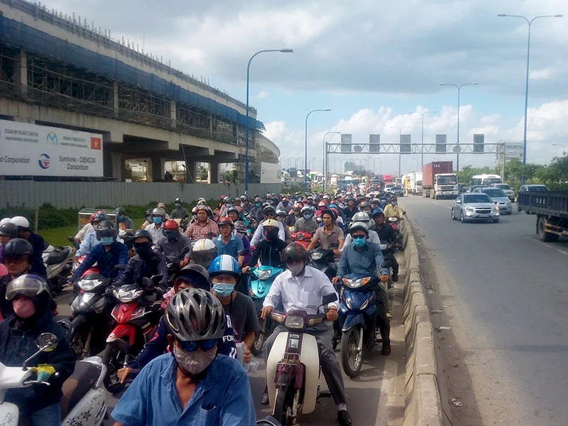 Vụ va chạm khiến giao thông khu vực bị ùn ứ nghiêm trọng